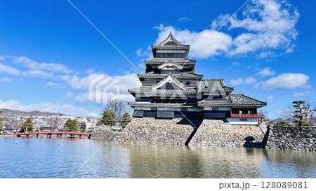写真素材 国宝 冬の松本城 【長野県】 写真素材 国宝 冬の松本城 【長野県】 128089081