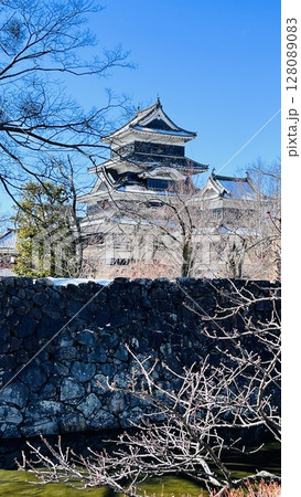 写真素材 国宝 冬の松本城 【長野県】 写真素材 国宝 冬の松本城 【長野県】 128089083