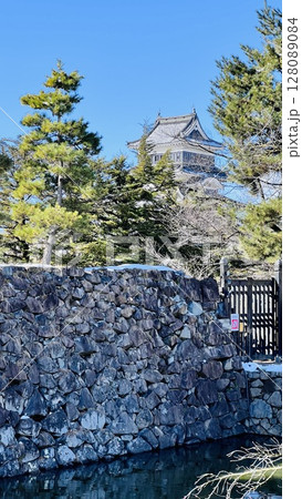 写真素材 国宝 冬の松本城 【長野県】 写真素材 国宝 冬の松本城 【長野県】 128089084
