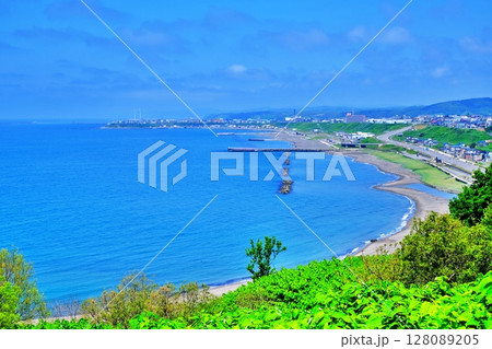 礼受牧場から留萌市街を望む風景 128089205