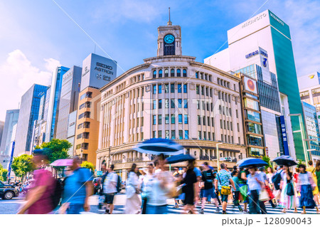 日本の東京都市景観外国人観光客らで賑わう銀座四丁目やセイコーハウス銀座などを望む＝4日 128090043