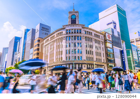 日本の東京都市景観外国人観光客らで賑わう銀座四丁目やセイコーハウス銀座などを望む＝4日 128090044