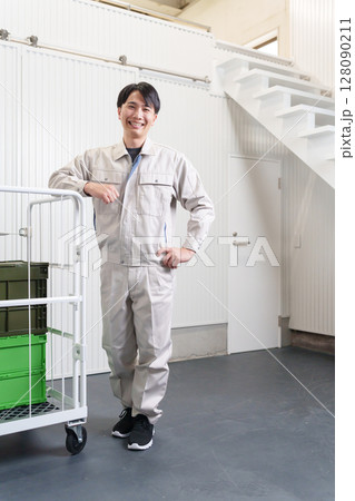 倉庫で働く男性作業員の全身 倉庫で働く男性作業員の全身 128090211