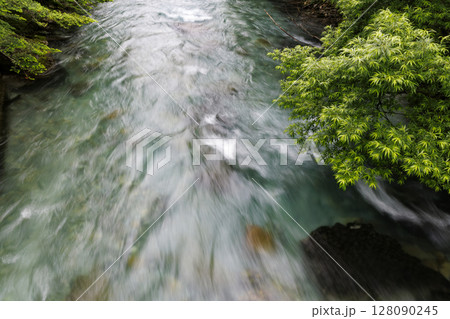 雲がたなびく梓川の清流風景（上高地） 128090245