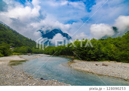 雲がたなびく梓川の清流風景(上高地) 雲がたなびく梓川の清流風景(上高地) 128090253