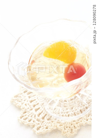 みかんとさくらんぼのゼリー 128090278