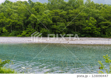 透き通る梓川の流れと川岸の風景(上高地) 透き通る梓川の流れと川岸の風景(上高地) 128090447
