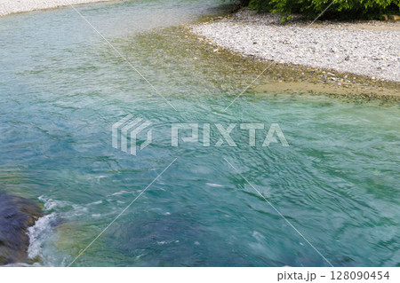 透き通る梓川の流れと川岸の風景（上高地） 128090454
