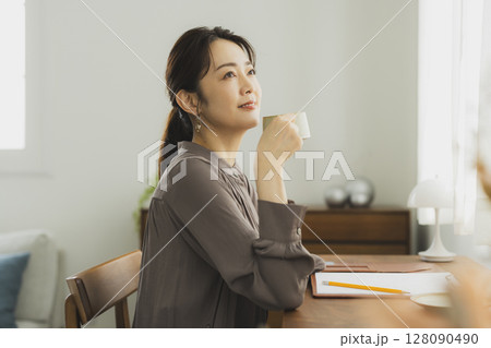自宅でデスクに向かう女性 自宅でデスクに向かう女性 128090490