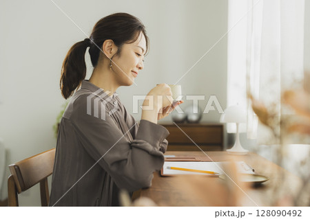 自宅でデスクに向かう女性 128090492