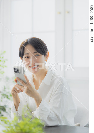スマホを見る女性 スマホを見る女性 128090585