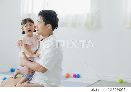 室内で遊ぶ子供 室内で遊ぶ子供 128090654