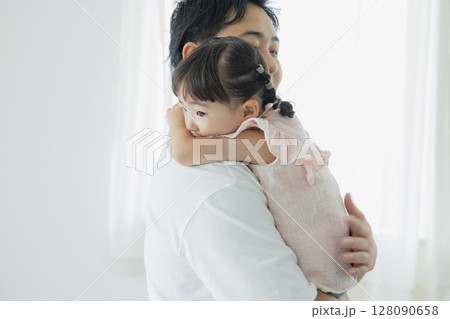 室内で遊ぶ子供 室内で遊ぶ子供 128090658