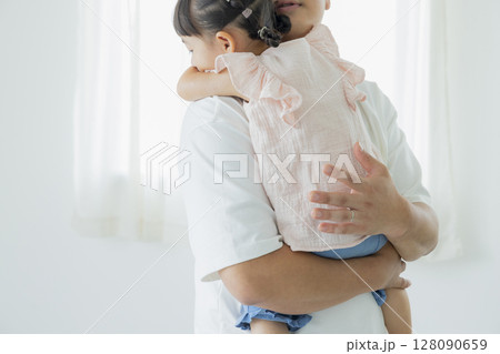 室内で遊ぶ子供 128090659