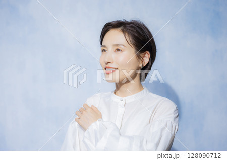 白いブラウスの女性　  128090712