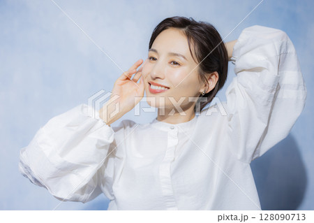 白いブラウスの女性　  128090713