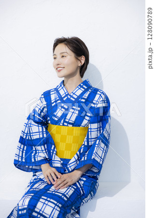 浴衣を着た女性 128090789