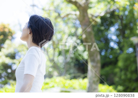 公園で深呼吸をする女性 公園で深呼吸をする女性 128090838