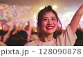 音楽フェスで輝く笑顔の瞬間	 128090878
