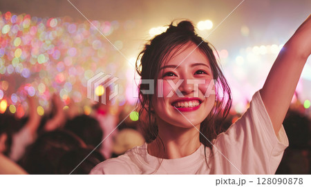 音楽フェスで輝く笑顔の瞬間 音楽フェスで輝く笑顔の瞬間 128090878