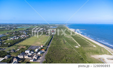 千葉県匝瑳市の海岸線と住宅街の空撮風景 千葉県匝瑳市の海岸線と住宅街の空撮風景 128090893