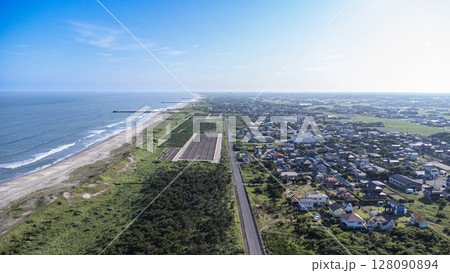 千葉県匝瑳市の海岸線と住宅街の空撮風景 128090894
