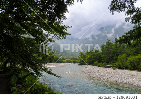 河童橋から望む穂高の山々|雲に包まれた上高地の絶景 河童橋から望む穂高の山々|雲に包まれた上高地の絶景 128091031