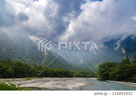 河童橋から望む穂高の山々|雲に包まれた上高地の絶景 河童橋から望む穂高の山々|雲に包まれた上高地の絶景 128091032
