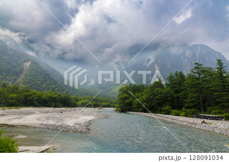 河童橋から望む穂高の山々|雲に包まれた上高地の絶景 河童橋から望む穂高の山々|雲に包まれた上高地の絶景 128091034