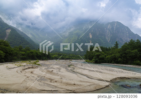 河童橋から望む穂高の山々｜雲に包まれた上高地の絶景 128091036