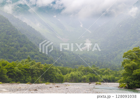 河童橋から望む穂高の山々|雲に包まれた上高地の絶景 河童橋から望む穂高の山々|雲に包まれた上高地の絶景 128091038