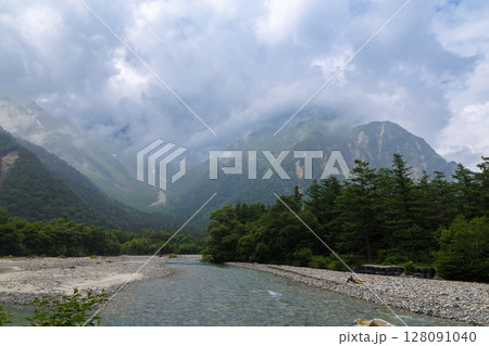 河童橋から望む穂高の山々｜雲に包まれた上高地の絶景 128091040