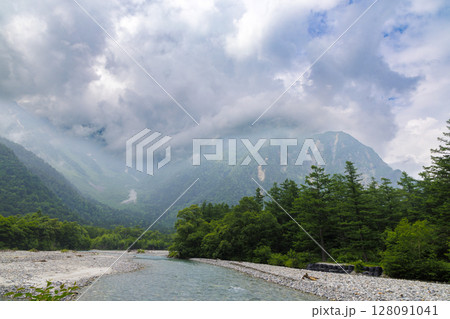 河童橋から望む穂高の山々｜雲に包まれた上高地の絶景 128091041