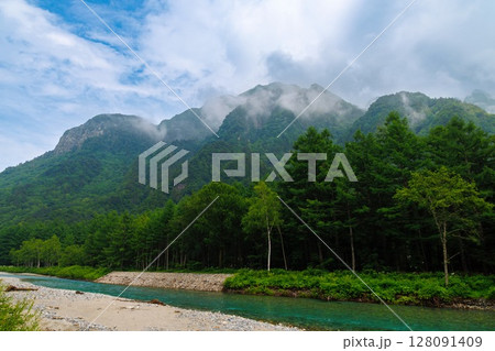 透き通る梓川の流れと川岸の風景(上高地) 透き通る梓川の流れと川岸の風景(上高地) 128091409