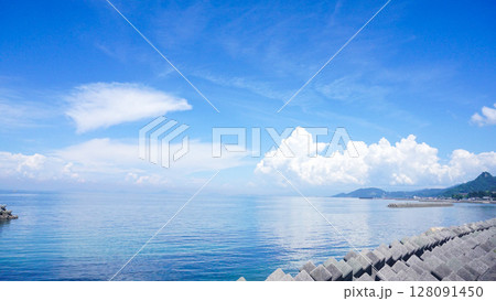 愛媛県伊予市の下灘駅周辺の海の絶景 128091450