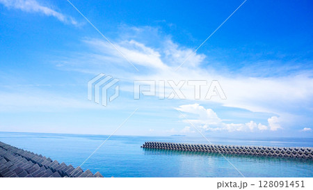 愛媛県伊予市の下灘駅周辺の海の絶景 128091451