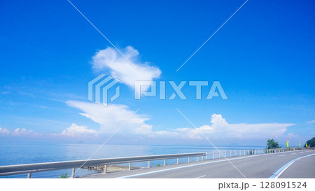愛媛県伊予市の下灘駅周辺の海の絶景 128091524