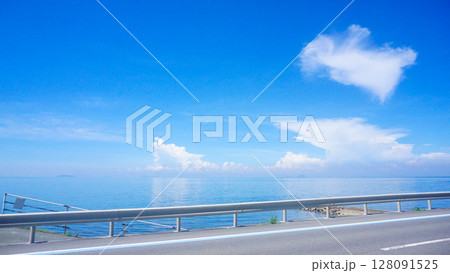 愛媛県伊予市の下灘駅周辺の海の絶景 128091525