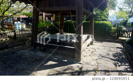 愛媛県、松山城の大きな古い井戸 128091651