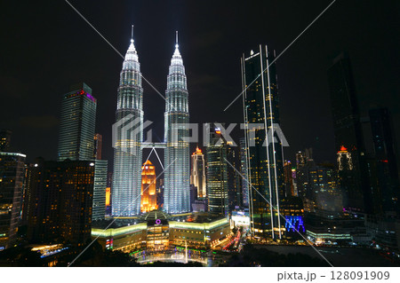 ペトロナスツインタワーとKLCC公園、クアラルンプール、マレーシア 128091909