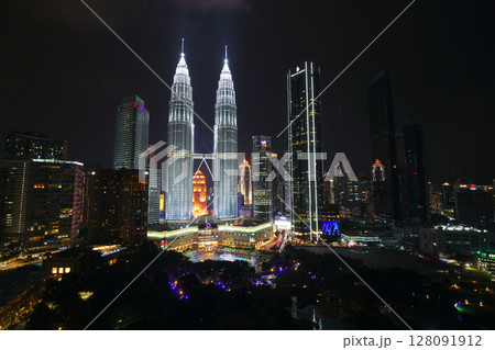 ペトロナスツインタワーとKLCC公園、クアラルンプール、マレーシア ペトロナスツインタワーとKLCC公園、クアラルンプール、マレーシア 128091912