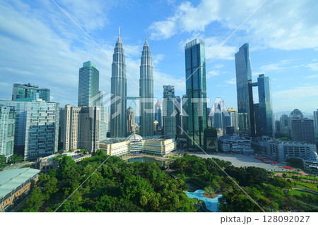 ペトロナスツインタワーとKLCC公園、クアラルンプール、マレーシア 128092027