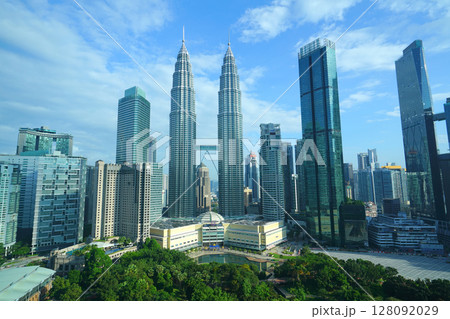 ペトロナスツインタワーとKLCC公園、クアラルンプール、マレーシア 128092029