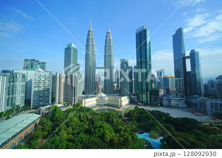 ペトロナスツインタワーとKLCC公園、クアラルンプール、マレーシア 128092030