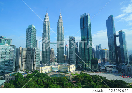 ペトロナスツインタワーとKLCC公園、クアラルンプール、マレーシア ペトロナスツインタワーとKLCC公園、クアラルンプール、マレーシア 128092032