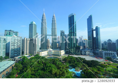 ペトロナスツインタワーとKLCC公園、クアラルンプール、マレーシア 128092033