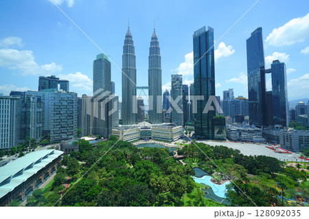 ペトロナスツインタワーとKLCC公園、クアラルンプール、マレーシア ペトロナスツインタワーとKLCC公園、クアラルンプール、マレーシア 128092035