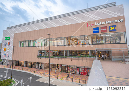 北綾瀬駅直結の商業施設「ららテラス北綾瀬」（東京都足立区） 128092213