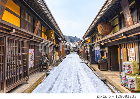 飛騨高山 雪 古い町並み 飛騨高山 雪 古い町並み 128092235