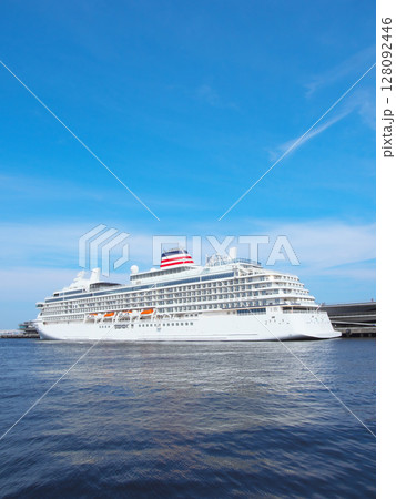 初クルーズ前に横浜大さん橋に停泊する飛鳥Ⅲ - 都市景観（2025年6月） 128092446